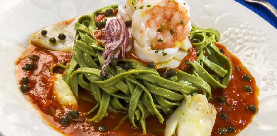 FETTUCCINE VERDE A PUTANESCA COM FRUTOS DO MAR E BACALHAU