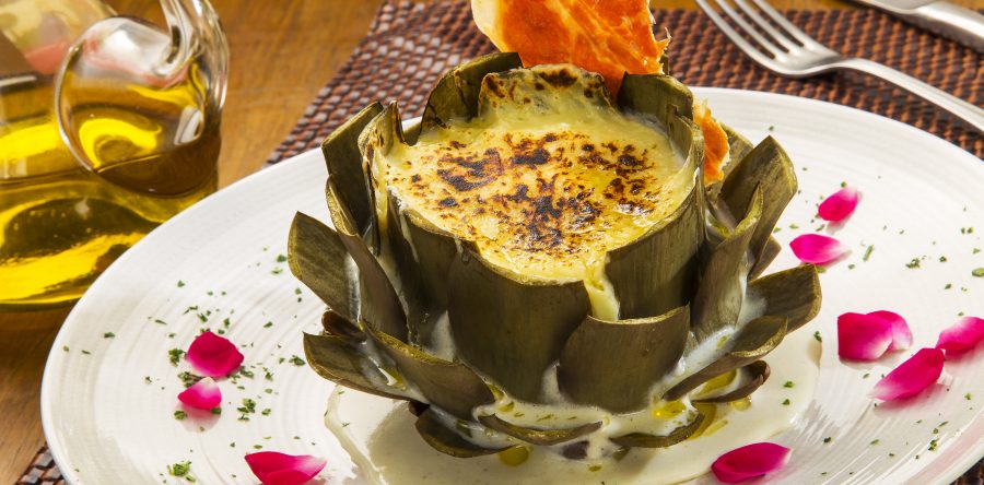 Alcachofra recheada gratinada com molho quatro queijos
