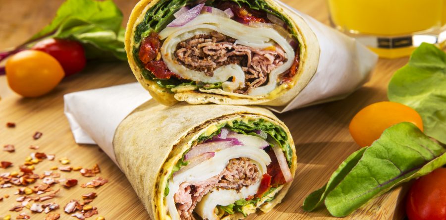 Wrap de rosbife, rúcula, tomate seco, cebola roxa, mostarda Dijon e mussarela de búfala