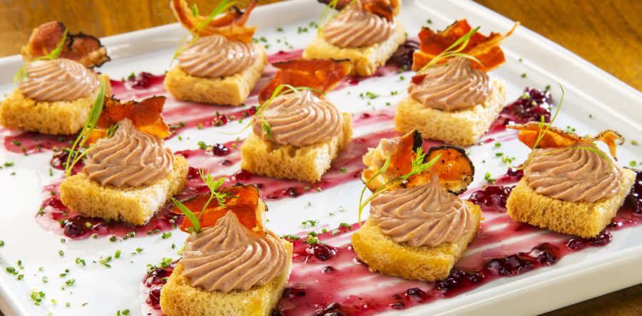 Canapé de foie de canard com crisp de pancetta de geléia de amora