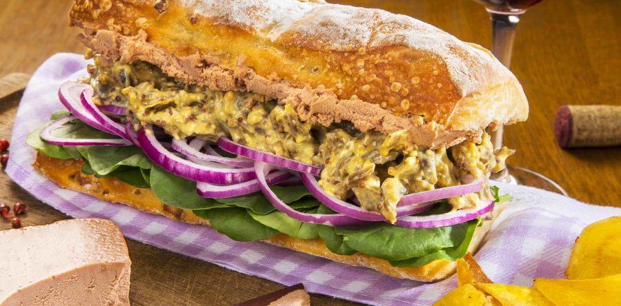 Sanduíche francês de foie, coxa de pato desfiada com mostarda Dijon, agrião e cebola roxa