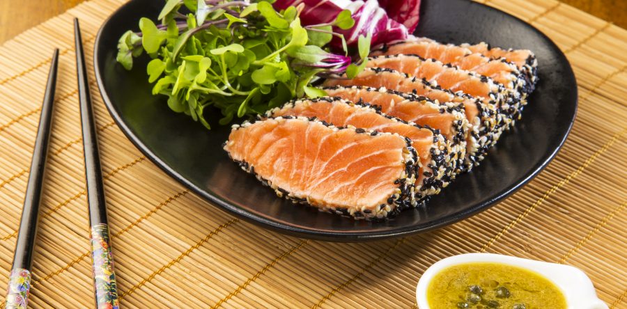 Carpaccio de salmão em crosta de gergelim com molho especial para carpaccio