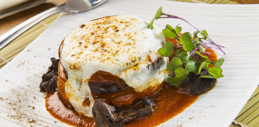 Berinjela à parmigiana ao sugo de funghi