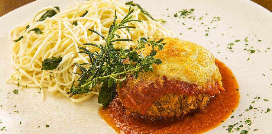 Tagliarini tradicional na manteiga de sálvia com polpetone gratinados ao sugo